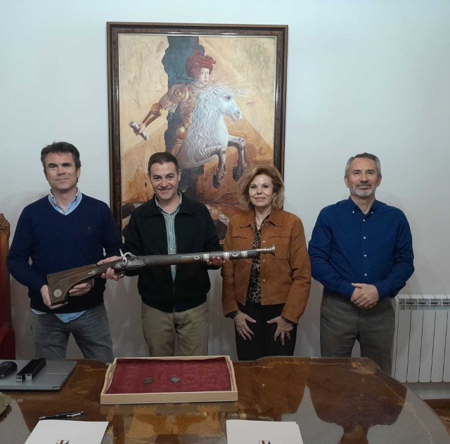 La familia de José Aura Colomina dona a la Asociación de San Jorge un arcabuz de 1884 y dos medallas devocionales y conmemorativas.