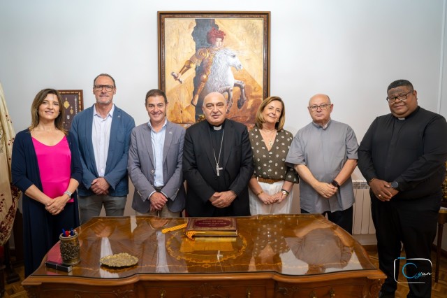 El personal del Arzobispado de Valencia obtiene la indulgencia jubilar y recibe la Georgina del 750 Aniversario del Patronazgo de San Jorge