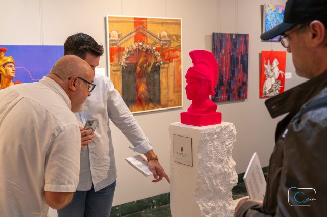 Ya se puede visitar en el MAF la exposición con obra de 37 artistas alcoyanos que reinterpretan la figura de Sant Jordi