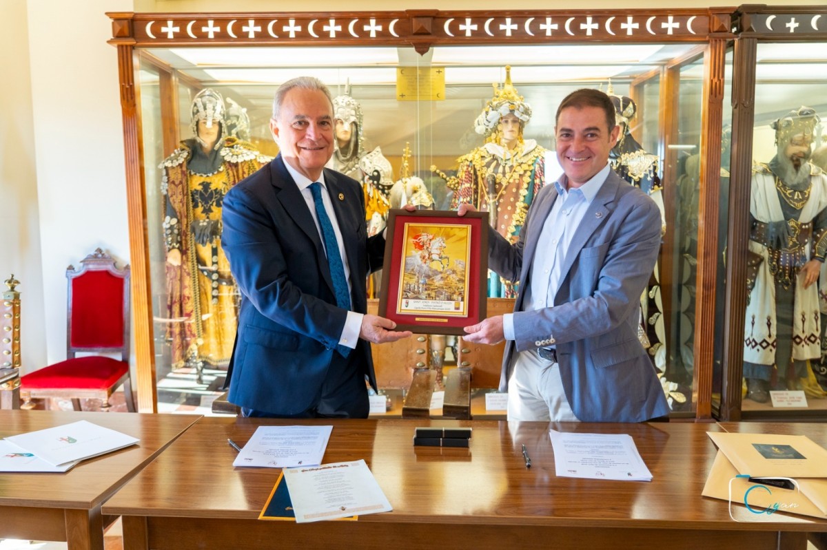 Indalecio Carbonell, Capitán de la Filà Abencerrajes en 2025 realiza una donación a la Asociación de San Jorge