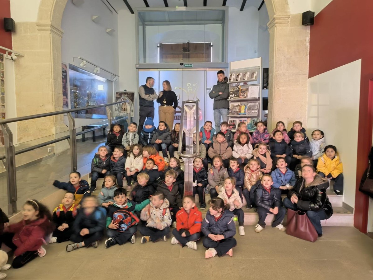 L’alumnat de 4 i 5 anys d'Infantil del Col·legi de Sant Roc visita el Casal de Sant Jordi i el Museu Alcoià de la Festa