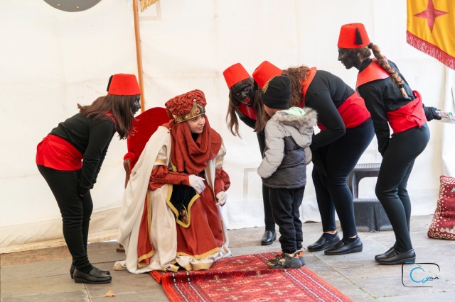 El paje real solidario visita el Casal de Sant Jordi