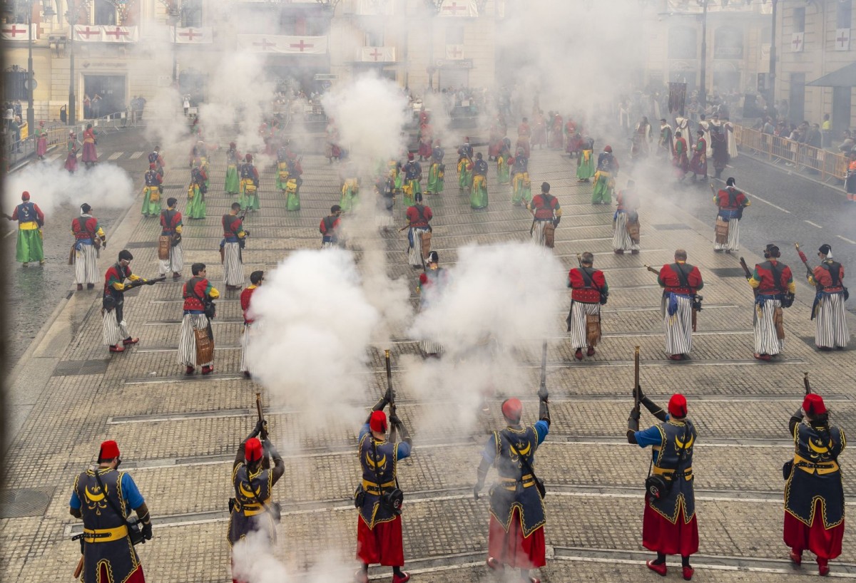 Los Moros y Cristianos de Alcoy siguen sin fecha, pendientes de la pandemia y la autorización de Sanidad