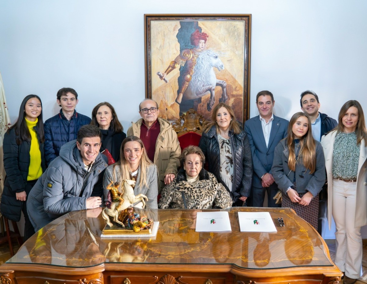 La familia Tomás Miquel dona a la Asociación la escultura del Santo que presidia la Confitería San Jorge