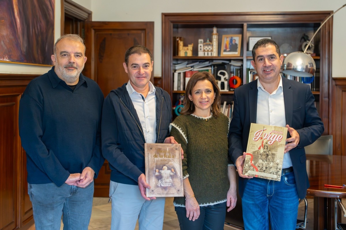 L'Associació de Sant Jordi entrega a l'Ajuntament d'Alcoi dos llibres dedicats als himnes de la Festa
