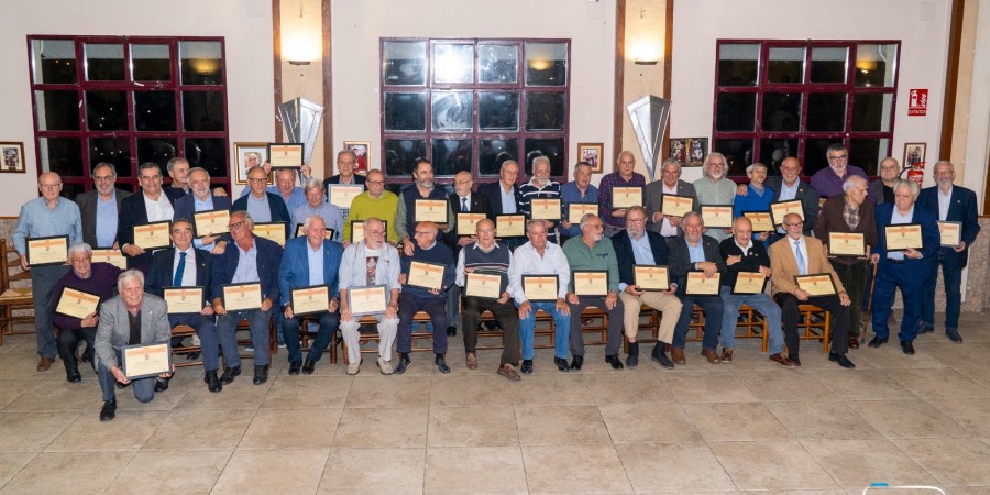 L'ASSOCIACIÓ DE SANT JORDI HOMENATJA ELS FESTERS VETERANS